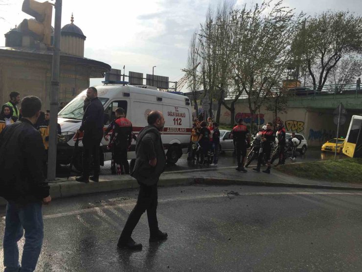 BEYOĞLU’NDA KONTROLDEN ÇIKAN İETT OTOBÜSÜ BARİYERLERE ÇARPTI