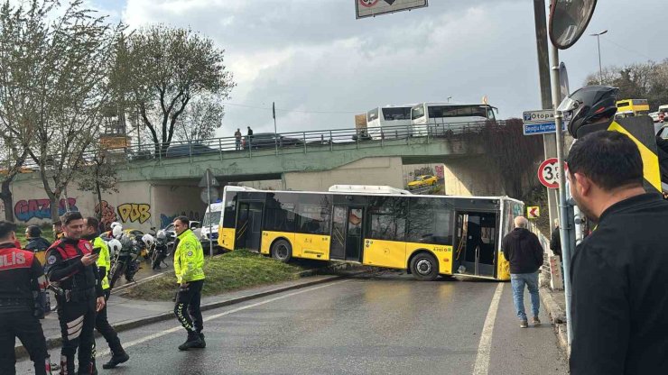 BEYOĞLU’NDA KONTROLDEN ÇIKAN İETT OTOBÜSÜ BARİYERLERE ÇARPTI