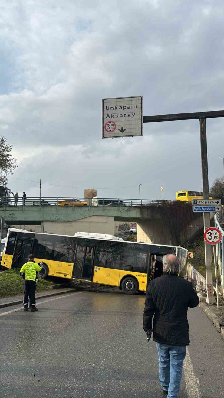 BEYOĞLU’NDA KONTROLDEN ÇIKAN İETT OTOBÜSÜ BARİYERLERE ÇARPTI