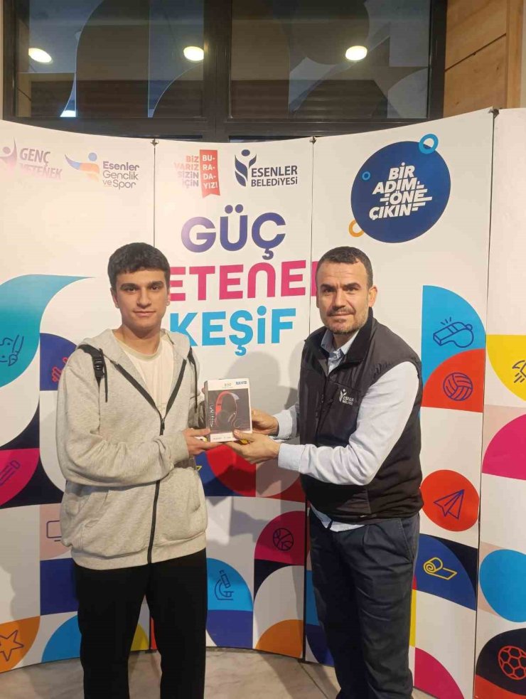 ESENLER’İN GENÇ KART UYGULAMASI 1 YILDA 100 BİNİ AŞKIN İNDİRMEYE ULAŞTI