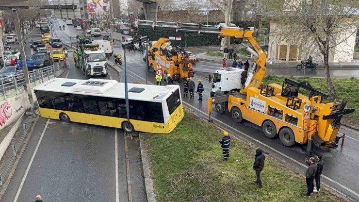 BEYOĞLU’NDA İETT OTOBÜSÜ KAZA YAPTI, YOL 2,5 SAAT KAPALI KALDI