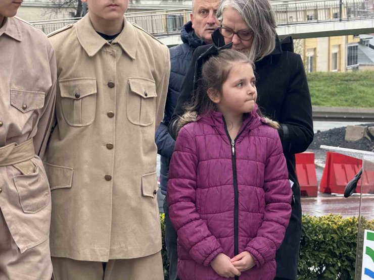 ÇANAKKALE ZAFERİ ANMASINDA ŞİİR OKUYAN 10 YAŞINDAKİ KIZ ÇOCUĞUNUN GÖZYAŞLARI