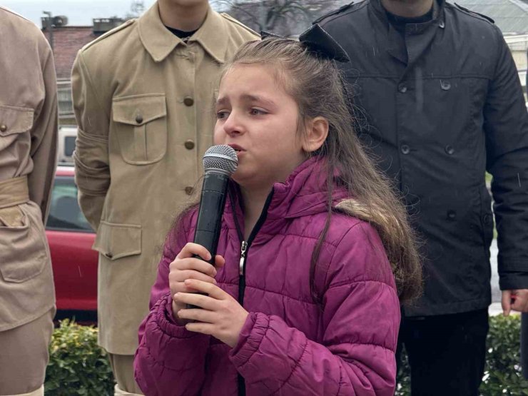 ÇANAKKALE ZAFERİ ANMASINDA ŞİİR OKUYAN 10 YAŞINDAKİ KIZ ÇOCUĞUNUN GÖZYAŞLARI