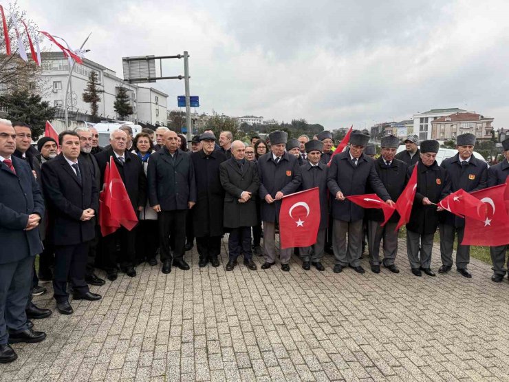 ÇANAKKALE ZAFERİ ANMASINDA ŞİİR OKUYAN 10 YAŞINDAKİ KIZ ÇOCUĞUNUN GÖZYAŞLARI