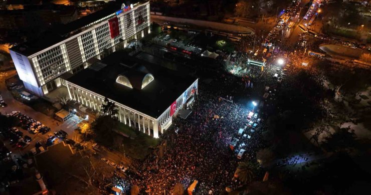 İBB BİNASI ÖNÜNDEKİ KALABALIK HAVADAN GÖRÜNTÜLENDİ