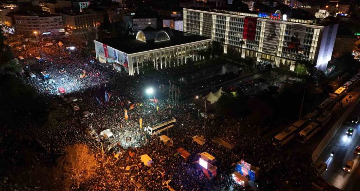 İBB BİNASI ÖNÜNDEKİ KALABALIK HAVADAN GÖRÜNTÜLENDİ