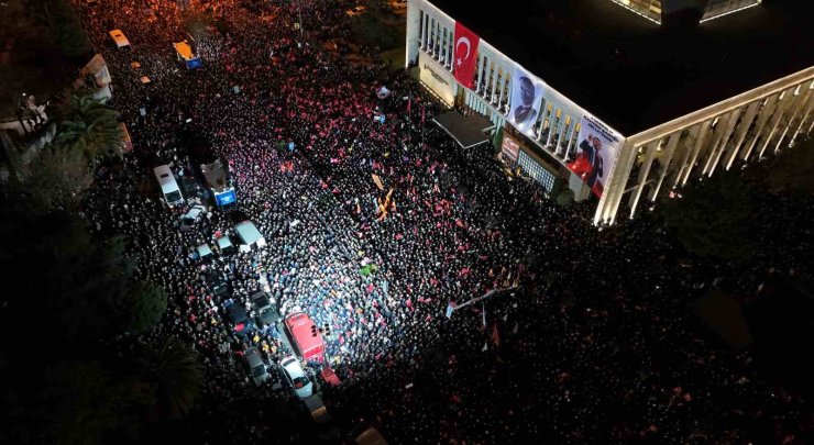 İBB BİNASI ÖNÜNDEKİ KALABALIK HAVADAN GÖRÜNTÜLENDİ