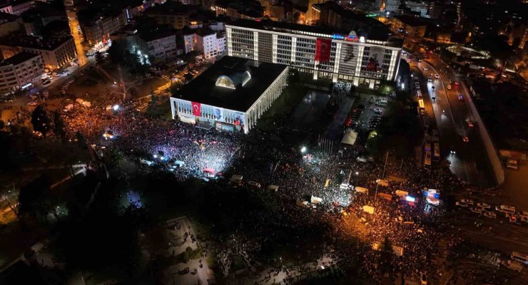 İBB BİNASI ÖNÜNDEKİ KALABALIK HAVADAN GÖRÜNTÜLENDİ