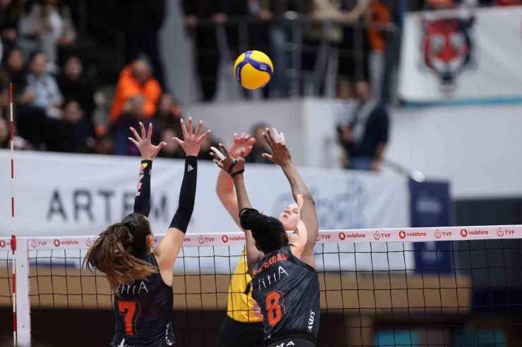 ECZACIBAŞI DYNAVİT EVİNDE MAĞLUP