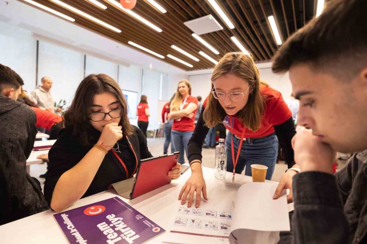 VODAFONE VAKFI’NIN GLOBAL HACKATHONU’NU KAZANANLARA BÜKREŞ’TE ÖDÜLLERİ VERİLDİ