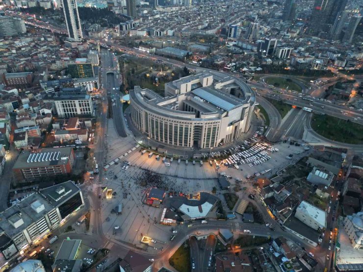 İSTANBUL ADALET SARAYI ÖNÜNDE ALINAN GÜVENLİK ÖNLEMİ HAVADAN GÖRÜNTÜLENDİ