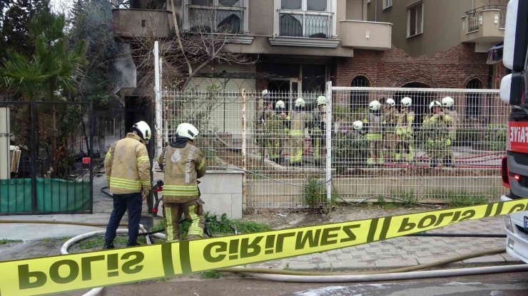 PENDİK’TE İNŞAAT DEPOLAMA ALANINDA YANGIN: ALEVLER 4 KATLI BİNAYA SIÇRADI