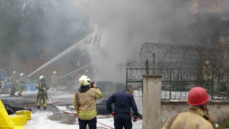 PENDİK’TE İNŞAAT DEPOLAMA ALANINDA YANGIN: ALEVLER 4 KATLI BİNAYA SIÇRADI