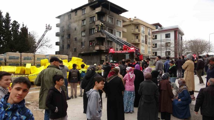 PENDİK’TE İNŞAAT DEPOLAMA ALANINDA YANGIN: ALEVLER 4 KATLI BİNAYA SIÇRADI