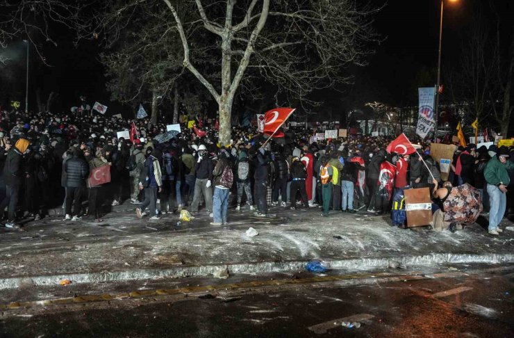 SARAÇHANE’DEN TAKSİM’E YÜRÜMEK İSTEYEN GRUP POLİSE SU ŞİŞESİ FIRLATTI