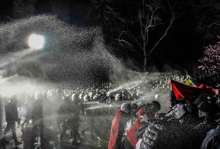 SARAÇHANE’DEN TAKSİM’E YÜRÜMEK İSTEYEN GRUP POLİSE SU ŞİŞESİ FIRLATTI