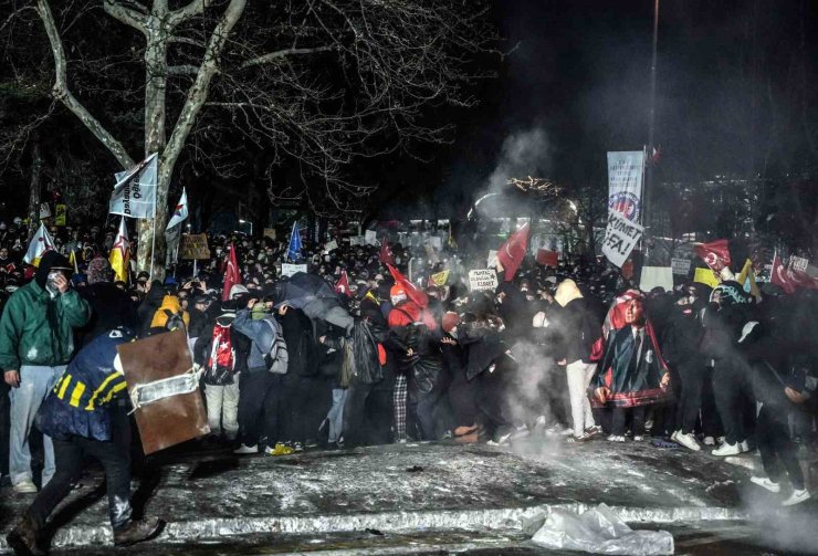 SARAÇHANE’DEN TAKSİM’E YÜRÜMEK İSTEYEN GRUP POLİSE SU ŞİŞESİ FIRLATTI