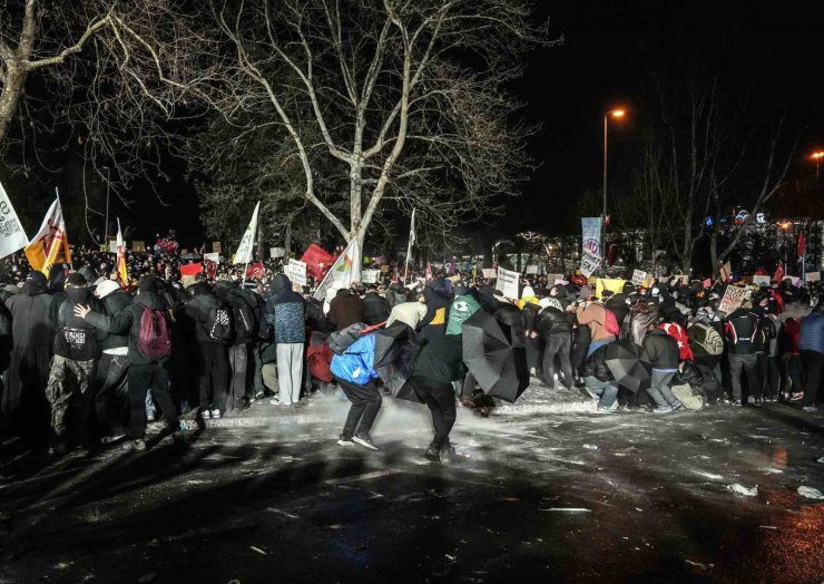 SARAÇHANE’DEN TAKSİM’E YÜRÜMEK İSTEYEN GRUP POLİSE SU ŞİŞESİ FIRLATTI