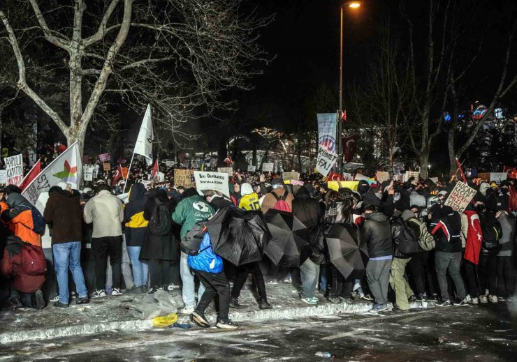 SARAÇHANE’DEN TAKSİM’E YÜRÜMEK İSTEYEN GRUP POLİSE SU ŞİŞESİ FIRLATTI