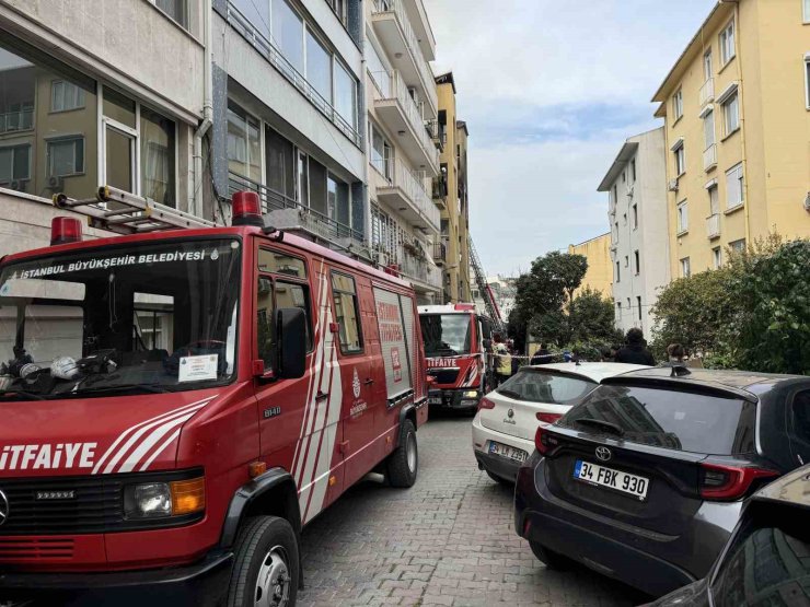 BEYOĞLU’NDA 5 KATLI METRUK BİNADA KORKUTAN YANGIN