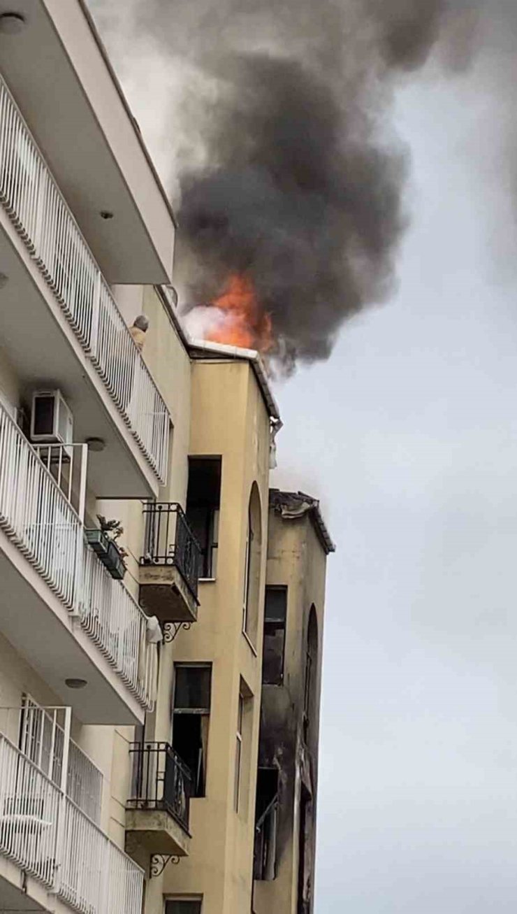 BEYOĞLU’NDA 5 KATLI METRUK BİNADA KORKUTAN YANGIN