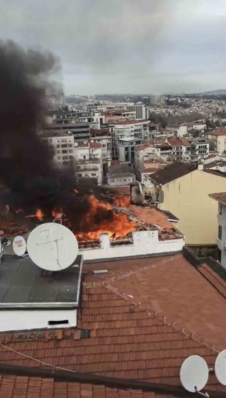 BEYOĞLU’NDA 5 KATLI METRUK BİNADA KORKUTAN YANGIN