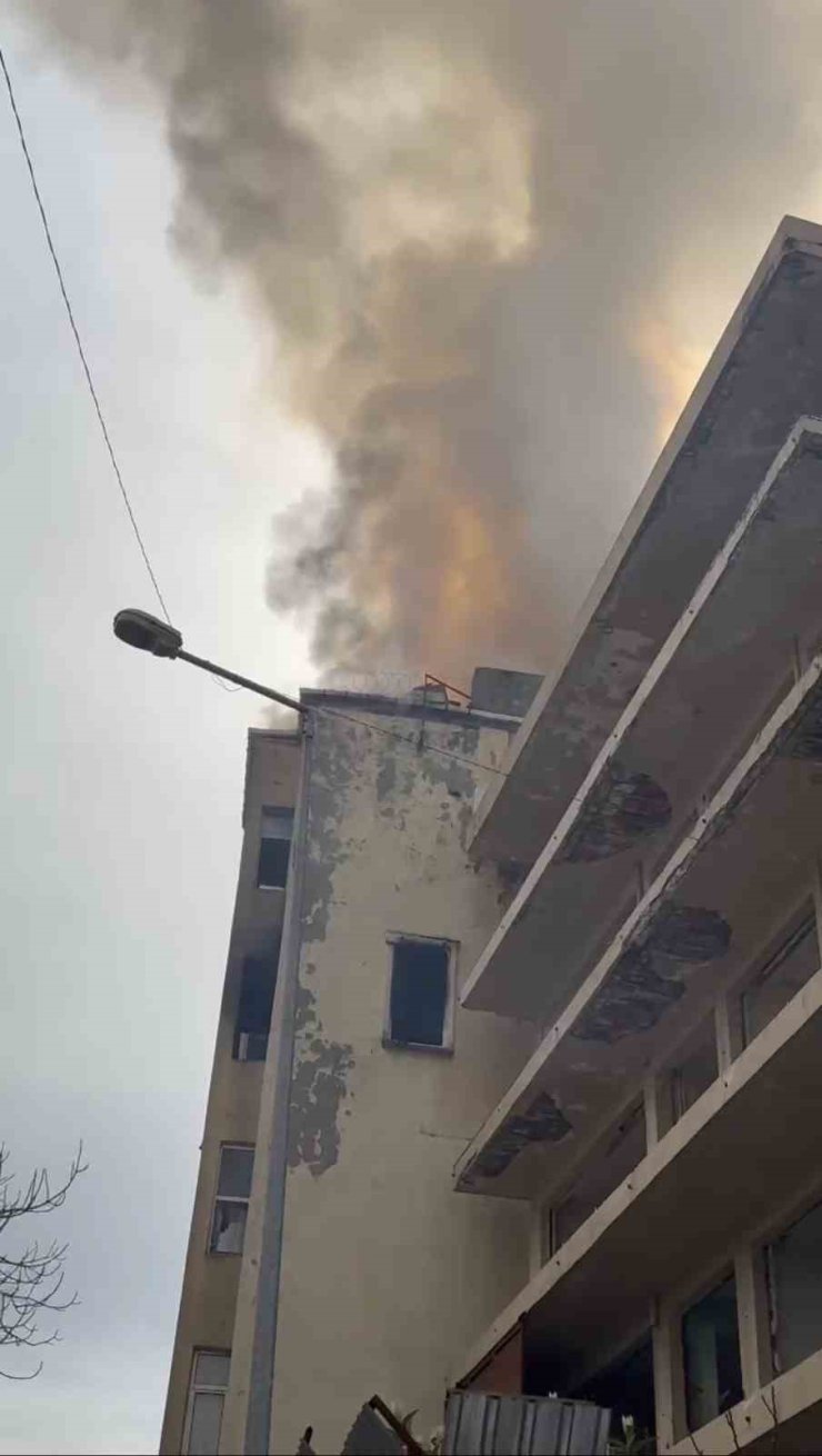 BEYOĞLU’NDA 5 KATLI METRUK BİNADA KORKUTAN YANGIN