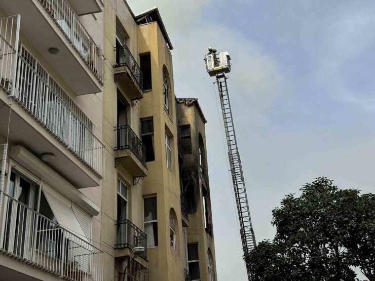 BEYOĞLU’NDA 5 KATLI METRUK BİNADA KORKUTAN YANGIN